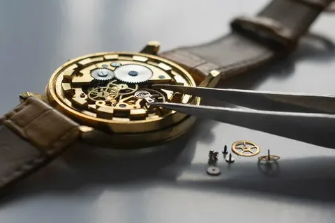Luxury Watch Servicing Explained – Tools & Expertise