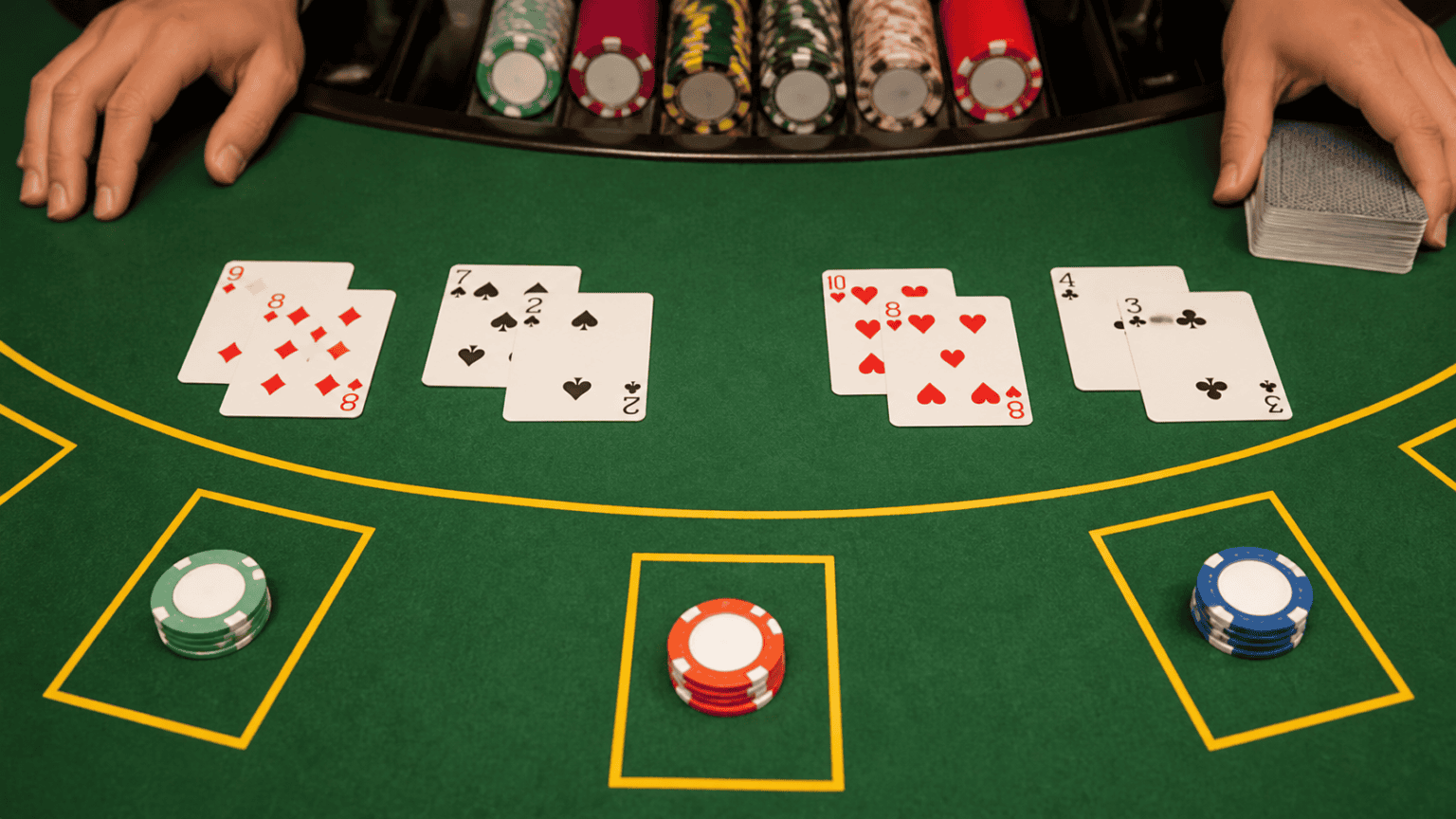 Bàn baccarat với bài và phỉnh trong một ván chơi