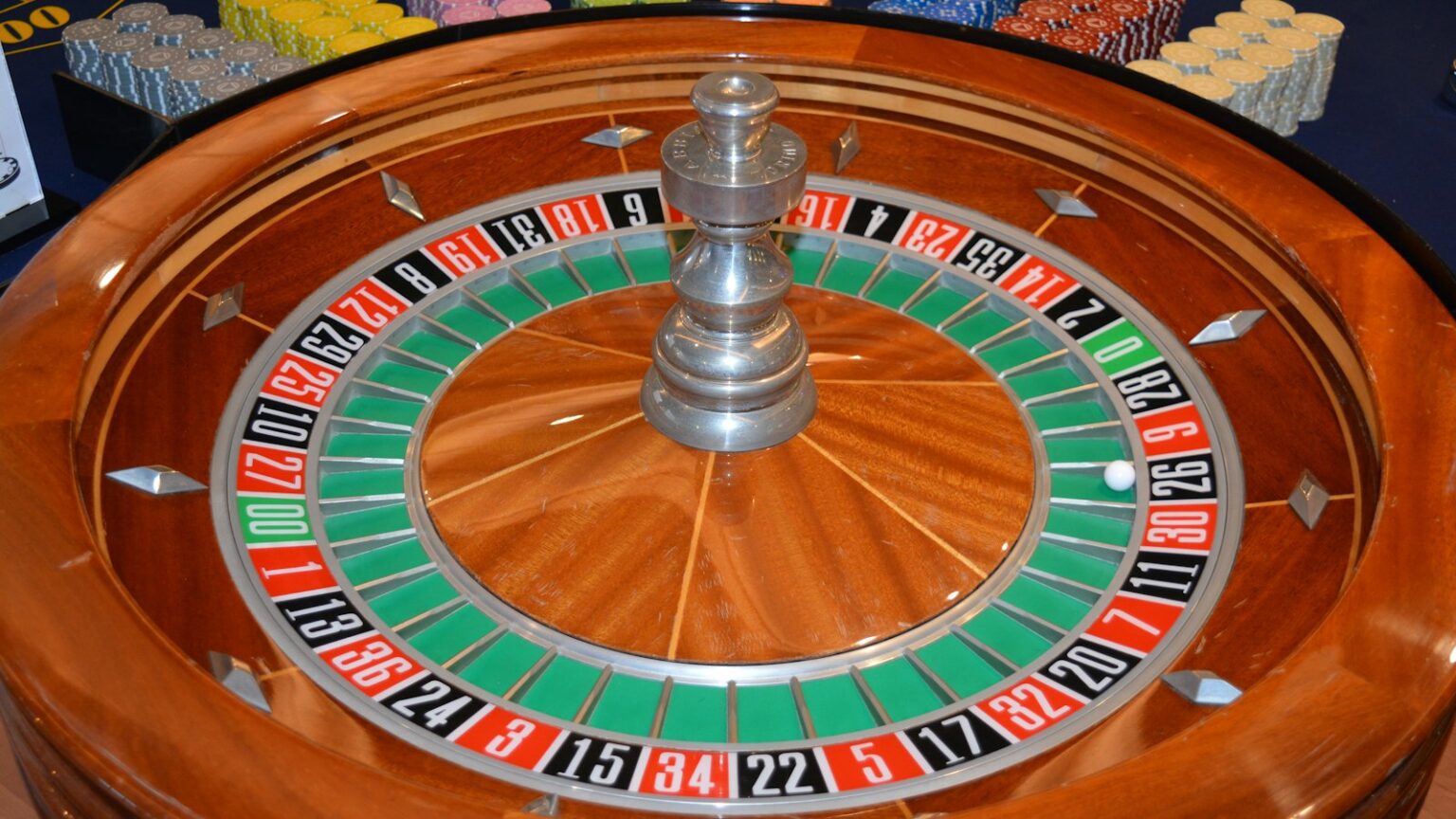 Bàn quay roulette hiện đại đại diện cho môi trường giải trí trực tuyến an toàn (Photo by Derek Lynn on Unsplash)
